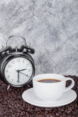 Kahve Kupası ve vintage saat (kahve saati kavramı) duvar ile 