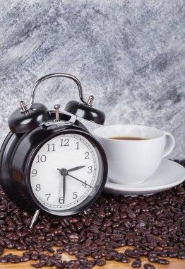 Vintage saat ve kahve Kupası (kahve saati kavramı) duvar ile 