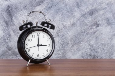 3 o'clock vintage saat ahşap masa ve duvar arka plan üzerinde