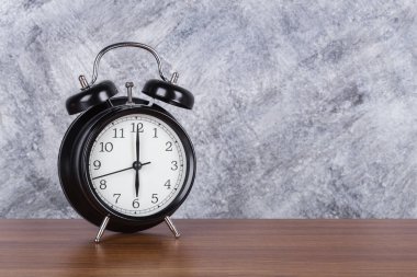 ahşap masa ve duvar arka plan vintage saati 06: 00
