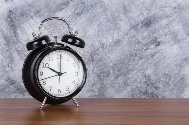 10 o'clock vintage saat ahşap masa ve duvar arka plan üzerinde