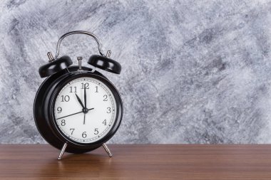 ahşap masa ve duvar arka plan vintage Bitime 11: 00