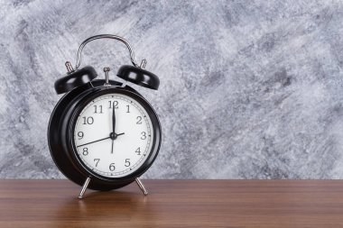 saat 12 yönünde vintage saat ahşap masa ve duvar arka plan üzerinde