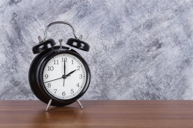 Saat 2 yönünde vintage saat ahşap masa ve duvar arka plan üzerinde