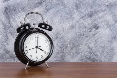 Saat 4'te vintage saat ahşap masa ve duvar arka plan üzerinde