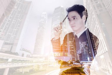 Şehre karşı düşünme iş adamı çift pozlama