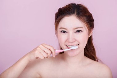 dişlerini fırçalama mutlu güzel kadın