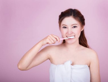 dişlerini fırçalama mutlu güzel kadın