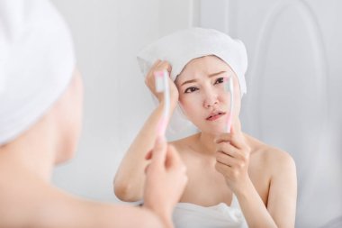 mutsuz kadın bathro içinde ayna ile diş fırçalama banyo havlusu