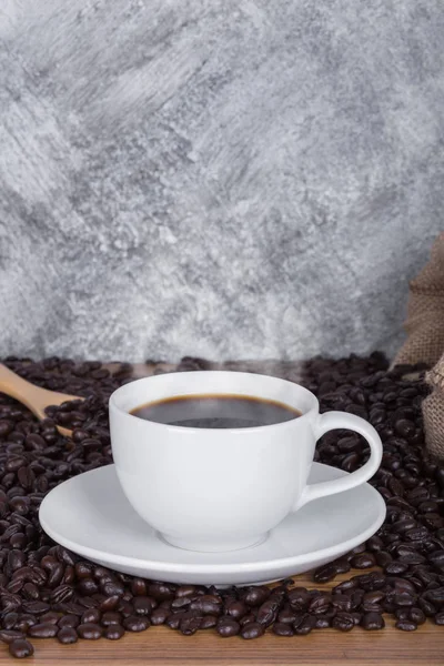 Tasse de café chaud et haricots — Photo