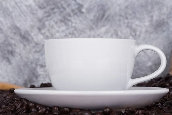 Tasse de café chaud et haricots — Photo
