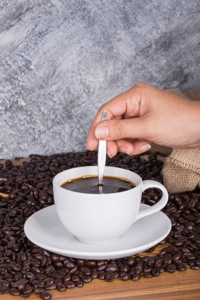 Tasse de café agitée à la main — Photo