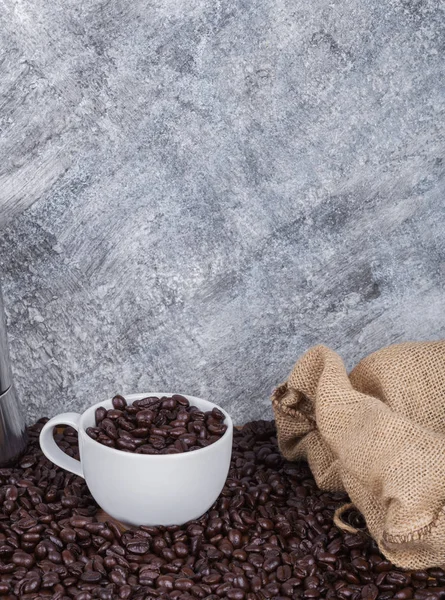 Granos de café en taza con fondo de pared — Foto de Stock