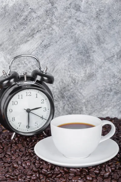 Café en tasse et horloge vintage (concept de temps de café) avec mur — Photo