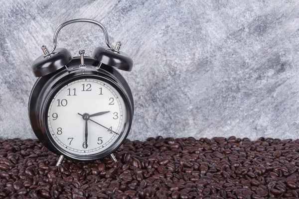 Vintage-Uhr und Kaffeebohnen (Kaffee-Zeit-Konzept) mit Wandb — Stockfoto