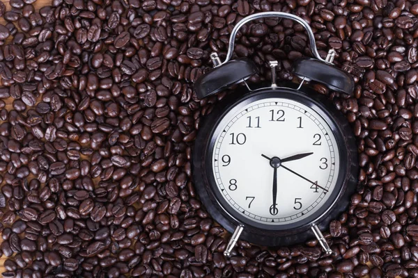 Uhr und Kaffeebohnen (Kaffeezeitkonzept)) — Stockfoto