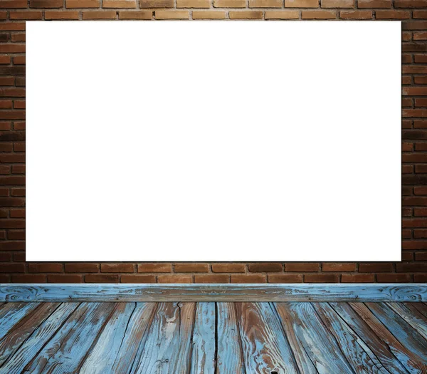Poster vuoto in camera interna con muro di mattoni e pavimento in legno bac — Foto Stock