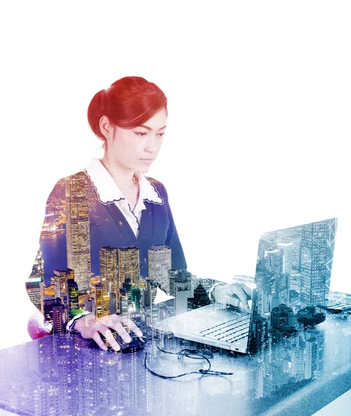 Διπλή έκθεση των επιχειρήσεων γυναίκα που εργάζεται με το laptop εναντίον ου — Φωτογραφία Αρχείου