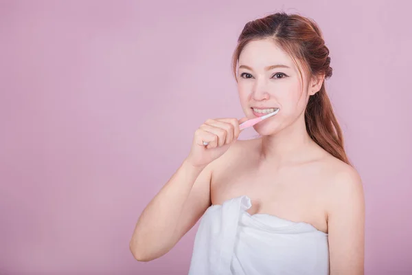 Feliz bela mulher escovar os dentes — Fotografia de Stock