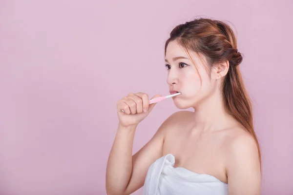 Mulher bonita escovando os dentes — Fotografia de Stock