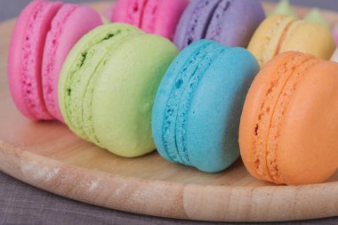 tatlı renkli pasta macaron plaka üzerinde ahşap masa