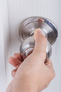 Kapı kolu beyaz kapı açılış el