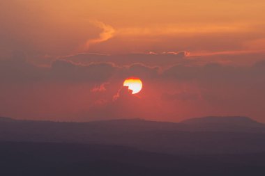 dağ ile güzel gün batımı