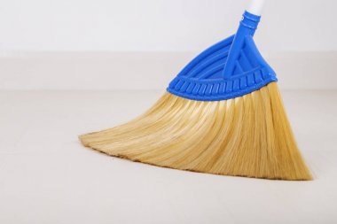 kat zemin üzerine süpürge