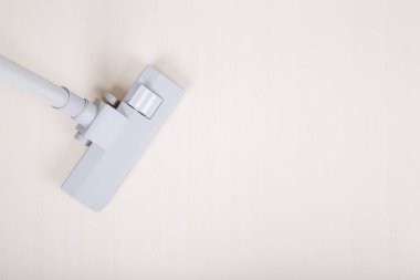 Yerdeki elektrik süpürgesi. 