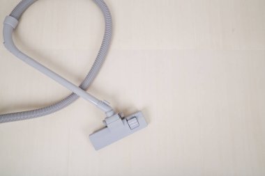 Yerdeki elektrik süpürgesi. 