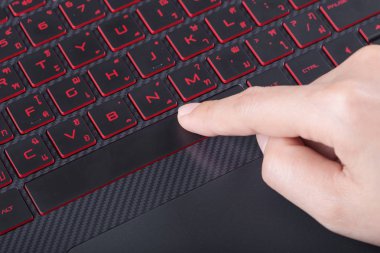 laptop klavye üzerinde boşluk çubuğuna düğmeye parmak