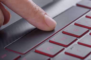 laptop klavye üzerinde boşluk çubuğuna düğmeye parmak