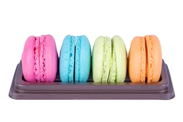 Dulce pastel colorido macaron o macarrón aislado en fondo blanco — Foto de Stock