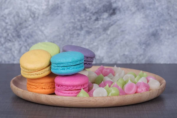 Süße bunte Torte Macaron und Aalaw oder Alubonbons im Teller auf — Stockfoto