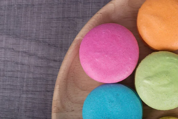 Macaron sladký dort barevné desky na dřevěný stůl — Stock fotografie