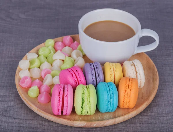 Macaron und Aalaw mit Kaffee auf Holztisch — Stockfoto