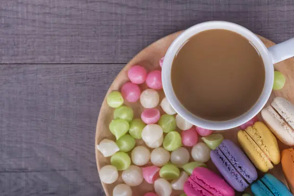 Café avec macaron et Aalaw sur table en bois — Photo