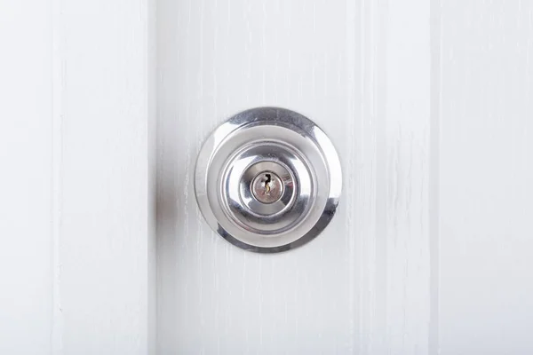 Pomo de puerta de aluminio en la puerta blanca — Foto de Stock