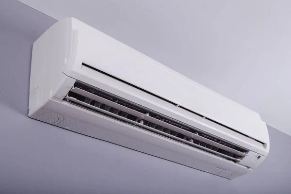 Split airconditioner op een muur — Stockfoto