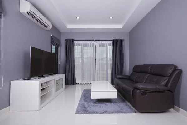 Interiores residenciais de moderna sala de estar com sofá e Tv — Fotografia de Stock
