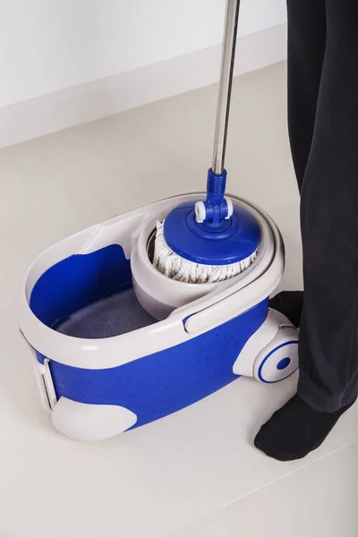 Woman legs with mop and bucket cleaning floor — Stock Photo, Image