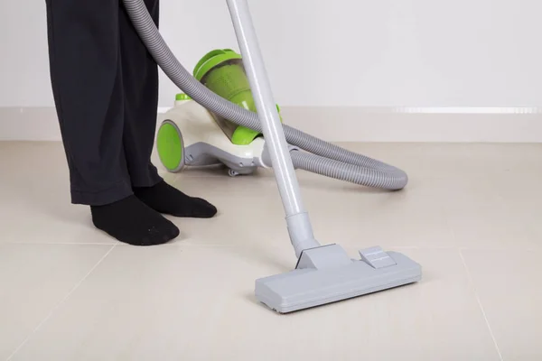 Woman legs with vacuum cleaner cleaning floor — Stock Photo, Image