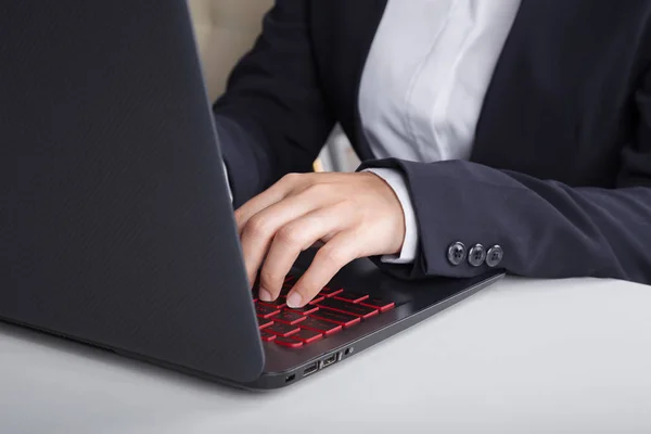 Mão de negócios digitando o teclado do laptop — Fotografia de Stock