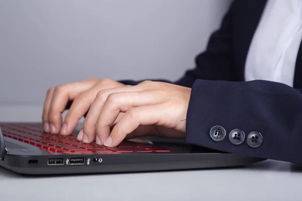 Mão de negócios digitando o teclado do laptop — Fotografia de Stock