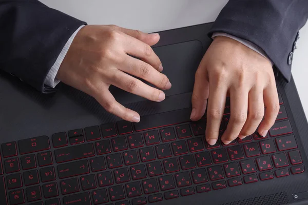 Mão de negócios digitando o teclado do laptop — Fotografia de Stock