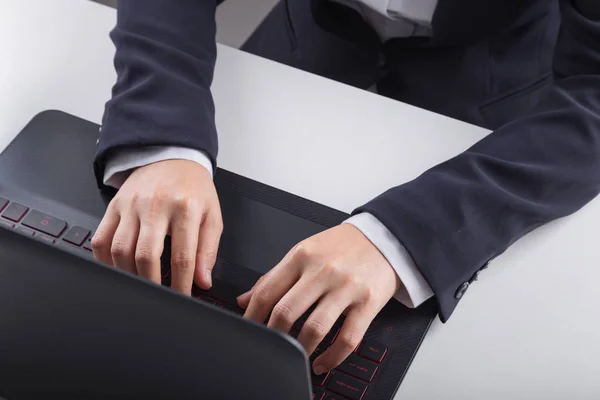 Business hånd skrive tastatur af laptop - Stock-foto