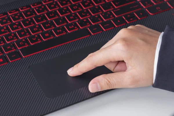 Mão de negócios trabalhando em um notebook touchpad — Fotografia de Stock