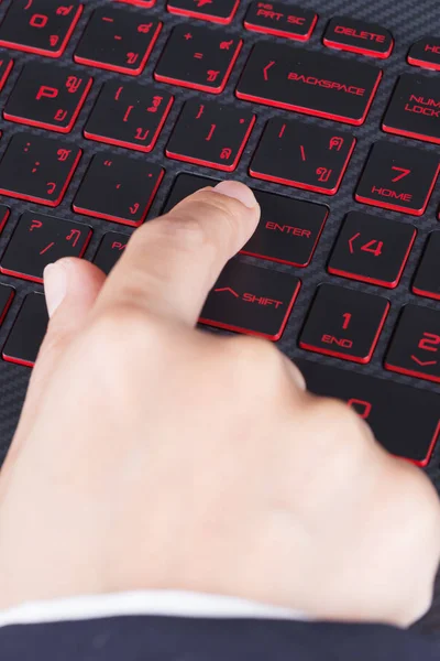 Prstem tlačí potvrzovací tlačítko na klávesnici pro laptop — Stock fotografie
