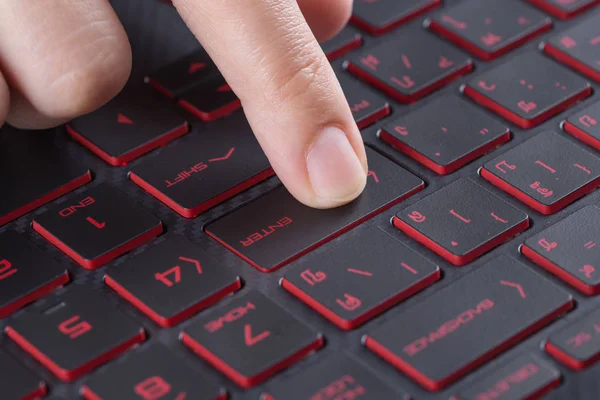 Dedo empurrando entrar botão no teclado laptop — Fotografia de Stock