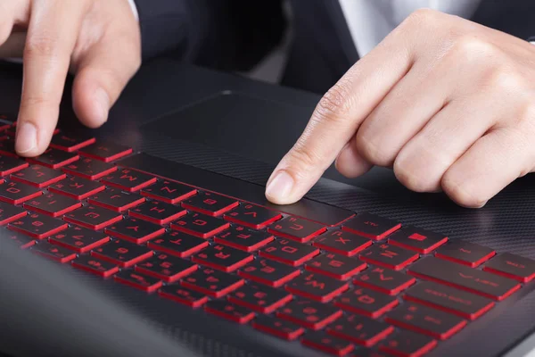 Prst, stisknutím mezerníku tlačítka na klávesnici pro laptop — Stock fotografie